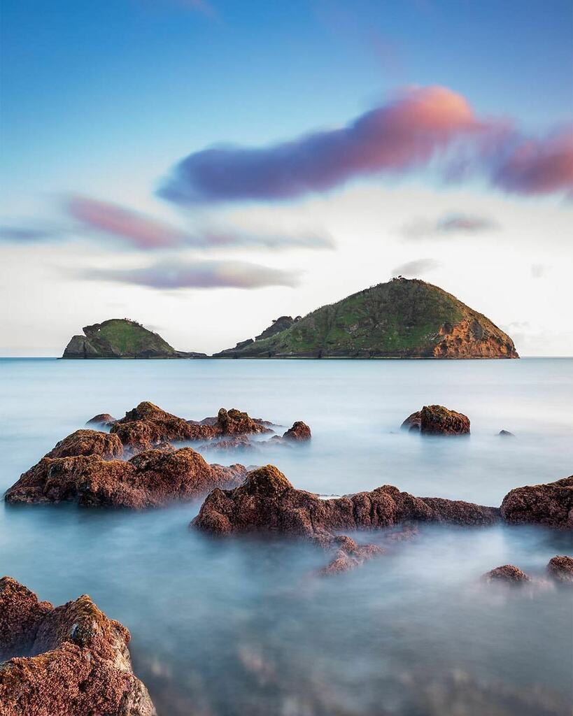 Photo by @marcomedeirosphotography [ Ilhéu ]
.
#visitazores #ocean #sunset #sunsetgram #sunset_captures seascapephotography #landscapephoto #landscape_captures #naturephotography #natgeolandscape #exploretocreate  #beautifuldestinations #portugalcomefeitos #shooters_pt #olho…