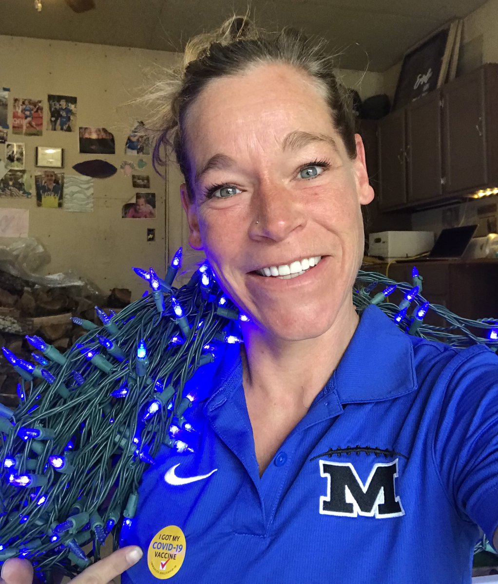 tbohachek's tweet photo. Fully boosted!  💪🏼🦠
Now back to the important stuff...  Christmas lights!  🎄😉 https://t.co/Mw4IPuyE64