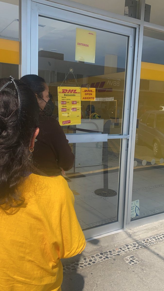 lorena_montero's tweet photo. @DHLMex PÉSIMO SERVICIO! 2:00pm, dejan a la gente en el sol y una sola persona atendiendo! 😒😡 https://t.co/zwhM6NK2AG
