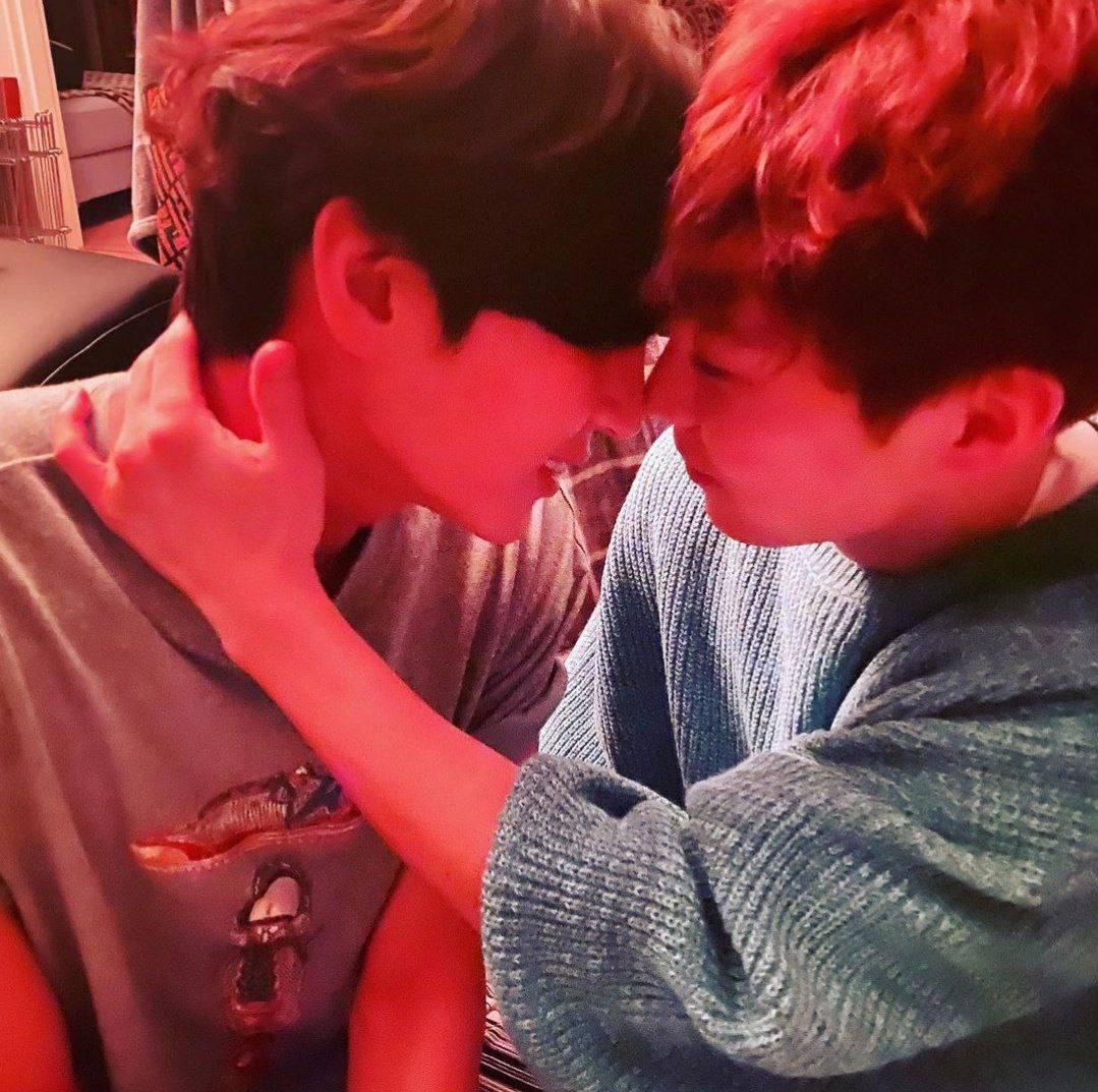 minoxiieriii's tweet photo. خاستم بگم به مینسوک دست نزنین 
یهو دیدم خودش گردن طرفو گرفته 😂🖐🏻

@weareoneEXO 
@layzhang @B_hundred_Hyun https://t.co/8EYikQuQ6j