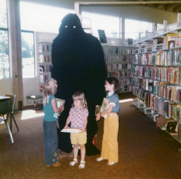#ArchivesBookLove #ArchivesHashtagParty 📚❤️👣
Bigfoot loves books too. Or perhaps Bigfoot just enjoyed the company of these three young booklovers. Find this photo and more in the NW Digital Heritage collection.
bit.ly/3k6xeh5
