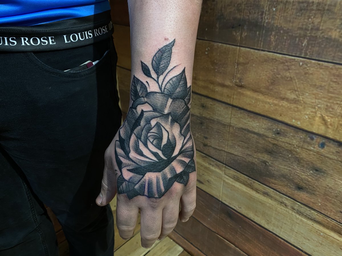 ritattoos's tweet photo. Another rosey hand job fresh af 
.
By @rave_c_tattoos  
.
Get in touch asap to get in this year
.
.
.
.
#rose #tattoo #rosetattoo #handjob #handy #tattoos #swole #ink #inked https://t.co/uzIKfvPyCS