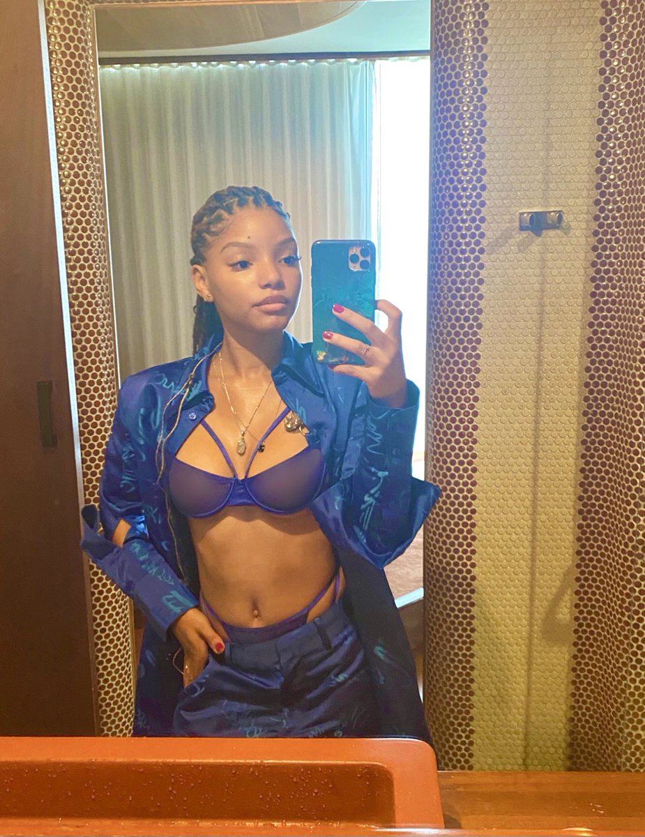 HalleBailey's tweet photo. feeling the blues 💙🌏🦋🐬 https://t.co/yabiJygvQy