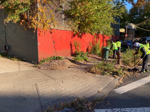 MarkGjonajNY's tweet photo. As part of a cleanup and beautification project we are glad to partner with @WildcatServCorp on the clean up of the trestle areas in #Di13 removing overgrowth & garbage to prep them to be primed & painted. Today's clean up was at the 1950 Cruger Ave@between Hunt Ave & Holland Ave https://t.co/Y2bnN4Zq4J