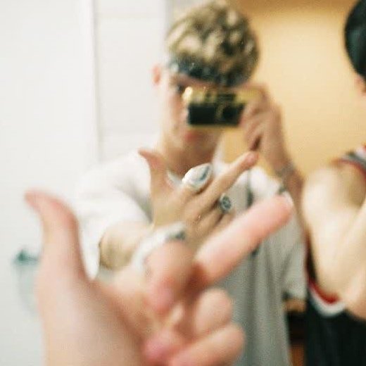 bchmpboy's tweet photo. josh dando dedo vc aceita uma flor?🌹 https://t.co/a7PUKAolTq