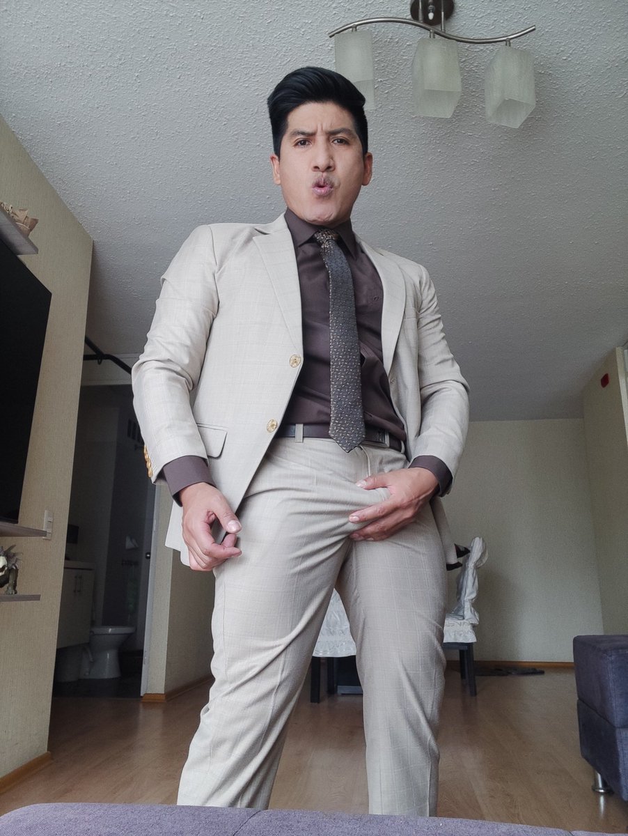 PovezJoe's tweet photo. A cuántos les excita los trajeados a mí me pone hot estar vestido así. https://t.co/fZFuizc8NO