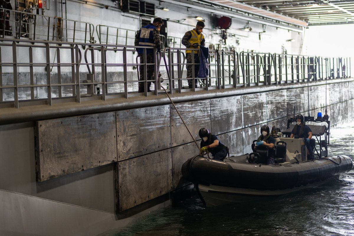 DefenceAust's tweet photo. In mid-October during Exercise #BersamaGold21, the waters off the east coast of Malaysia were abuzz with small boats from Australia, the United Kingdom and Malaysia, with #HMASCanberraβs dock central to the training.π¦πΊπ¬π§π²πΎ
π:https://t.co/EZCZCSNaoI
#YourADF #AusNavy #FPDA50 https://t.co/Ci4yGpXNm1