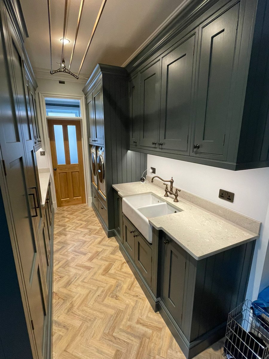 🐝 This large kitchen in Sale has been transformed to include a utility space. With built in washer and dryer surrounded by our Marlow Shaker doors painted in downpipe with brass art knobs and bar handles.

#kitchendesign #doublesink #brassart #shakerdoors #knobs #barhandles