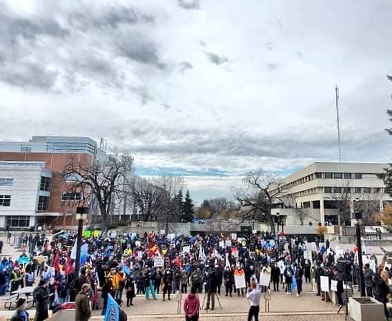 UMFAPres's tweet photo. Today ⁦students, ⁦UMFA⁩ &amp; unions gathered in support for #UMFA2021
This solidarity was inspiring. Our issues are your issues &amp; they’re worth fighting for ⁦@supportingumfa⁩ ⁦@MyUMSU⁩ ⁦@CAUT_ACPPU⁩ ⁦@MOFA_FAPUM⁩ ⁦@MFLabour⁩ ⁦@WLC1894⁩ https://t.co/pcfRfYENib