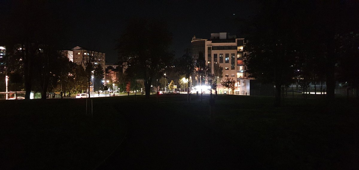 diz_javier's tweet photo. Jugamos a encontrar las diferencias? #parquessinluz #faltademantenimiento #casualidad #lejosdelcentro @Pontevedrate https://t.co/AXFSxrR8gZ