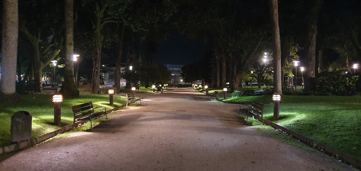 diz_javier's tweet photo. Jugamos a encontrar las diferencias? #parquessinluz #faltademantenimiento #casualidad #lejosdelcentro @Pontevedrate https://t.co/AXFSxrR8gZ