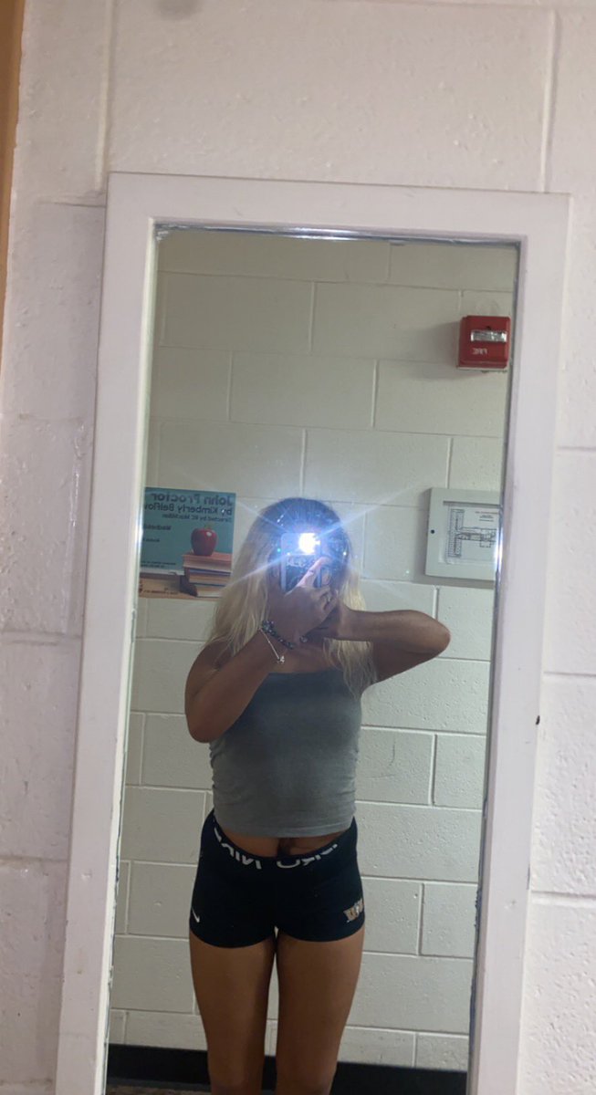 skiinywh0re's tweet photo. body check im down to 136lbs id like to thank my 7ish mile walk to and from@my classes each day my anxiety as well as adderall, weed and alcohol https://t.co/1OU5Hr79PN