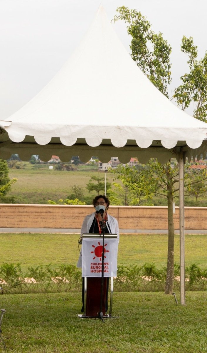 Si costruisce un ospedale per dare solidità al diritto alla salute. Lo si apre, per tracciare un perimetro di cura che non deve avere limiti. Oggi abbiamo inaugurato ufficialmente il #ChildrensSurgicalHospital a Entebbe, il nostro 2° tassello di medicina di eccellenza in Africa.