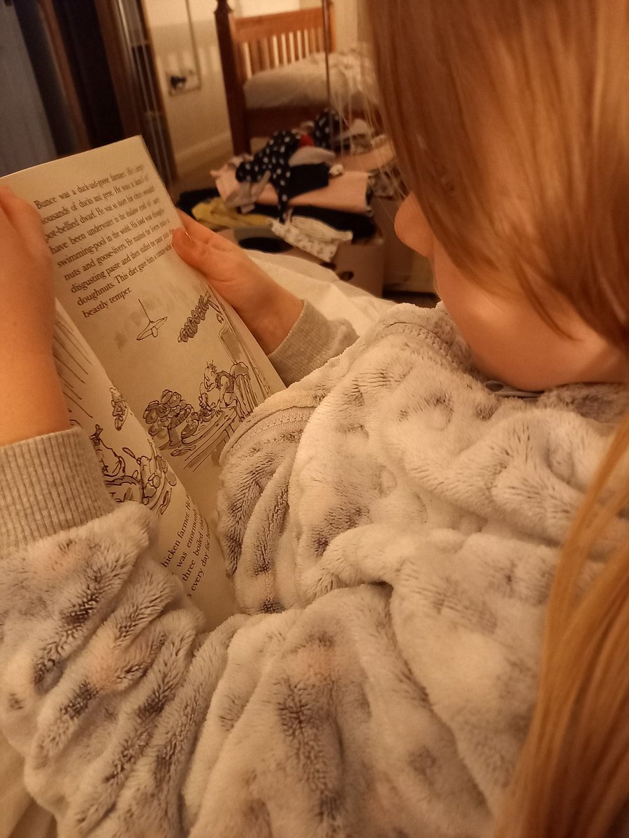 Reading fantastic Mr fox!! She loves her reading 😍🥰
#roalddahl #FantasticMrFox #reading #snuggleswithabook #shesonlybeenreadingayear #proudparents @richparker87 <a href="/Overleighschool/">Overleigh St Mary's</a> <a href="/roald_dahl/">Roald Dahl</a>