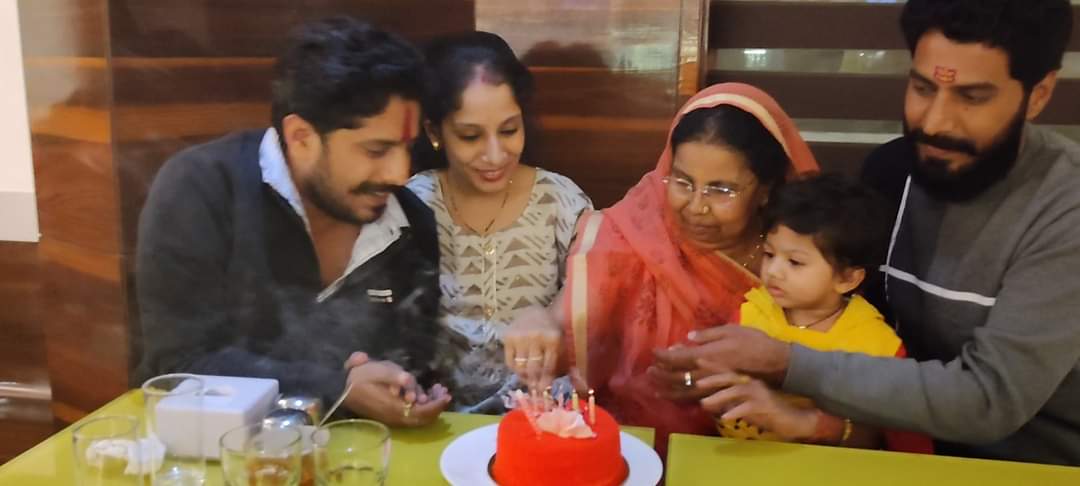 #BirthdayCelebrationWithFamily 

आज मेरी प्यारी मम्मी जी का जन्मदिन केक काटकर मनाया गया 

🚩बाबा महाँकाल के आशीर्वाद से आप हमेशा स्वस्थ रहे मेरी बाबा महाँकाल से बस यही मंगलकामना है🚩

#happybirthdaymom

#जन्मदिन_की_एक_बार_पुनः_बधाई_हो_मेरी_प्यारी_माँ
<a href="/KailashOnline/">Kailash Vijayvargiya</a> @KalpeshVV