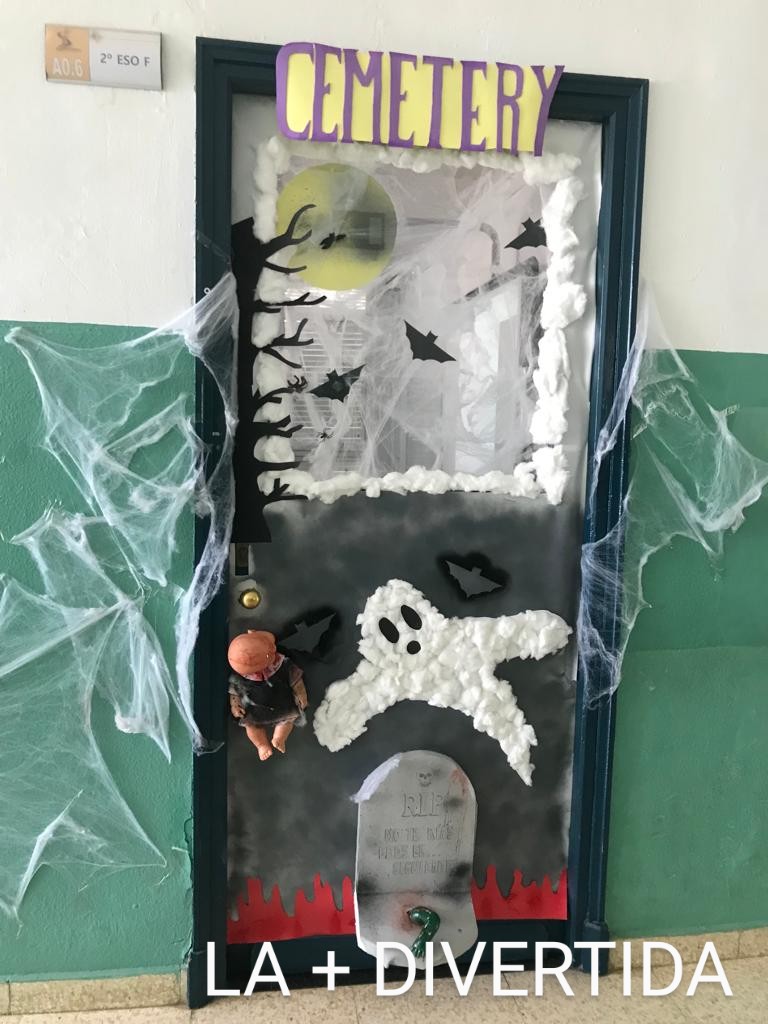 Esta semana cerramos Halloween anunciando los ganadores de nuestro concurso de "puertas terroríficas".
La MÁS DIVERTIDA 
2ESO F
La MÁS ORIGINAL
1ESO D
La MÁS TERRORÍFICA
1ESO B