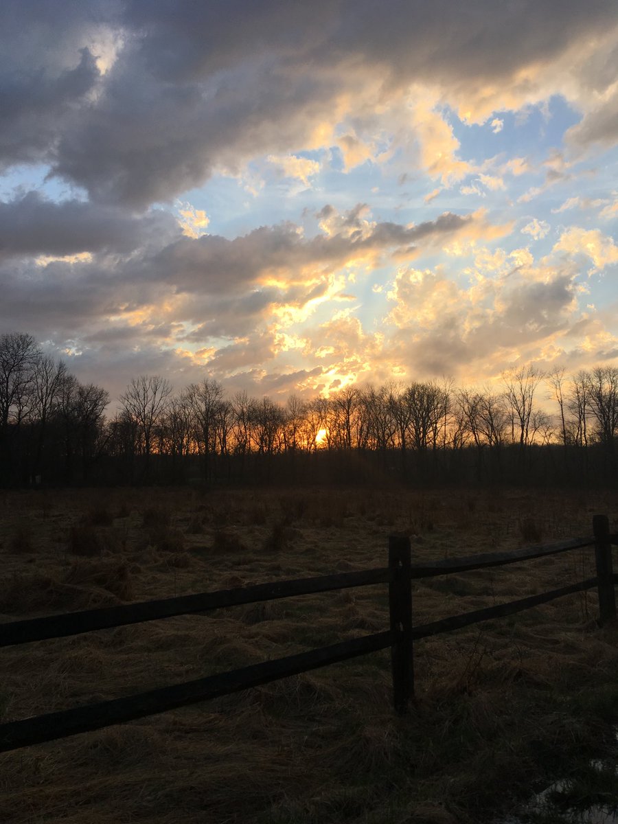 ReadieRighteous's tweet photo. Frost in the fields, but warm at the heart of WPRB! get cozy with Readie starting at 5pm ET on 103.3 FM and https://t.co/HwL8A9QwIw. Welcome to the weekend! It’s Recherché! See you soon! #wprbdrive https://t.co/bQPeFXbPJq