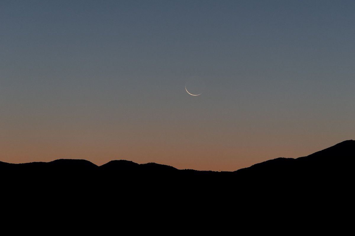 sofia_fonsecao's tweet photo. cisquinho de lua 🌙

nosso satélite natural acabou de passar pela fase nova e está ficando crescente de novo. quem olhar para o horizonte oeste logo depois que o sol se pôr (já já) vai conseguir ver esse fiapinho de lua :)

https://t.co/vP19lbKwSn https://t.co/KQXa2fdoEI