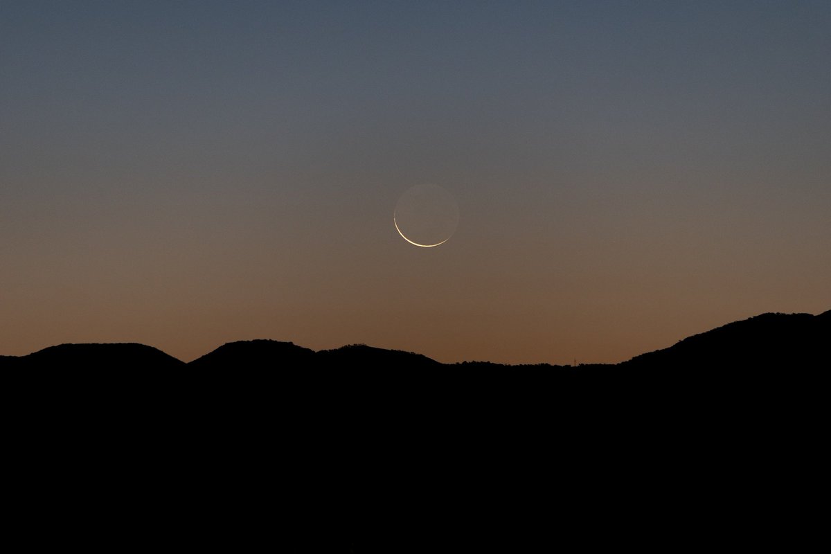 cisquinho de lua 🌙

nosso satélite natural acabou de passar pela fase nova e está ficando crescente de novo. quem olhar para o horizonte oeste logo depois que o sol se pôr (já já) vai conseguir ver esse fiapinho de lua :)

instagram.com/nightskysofia