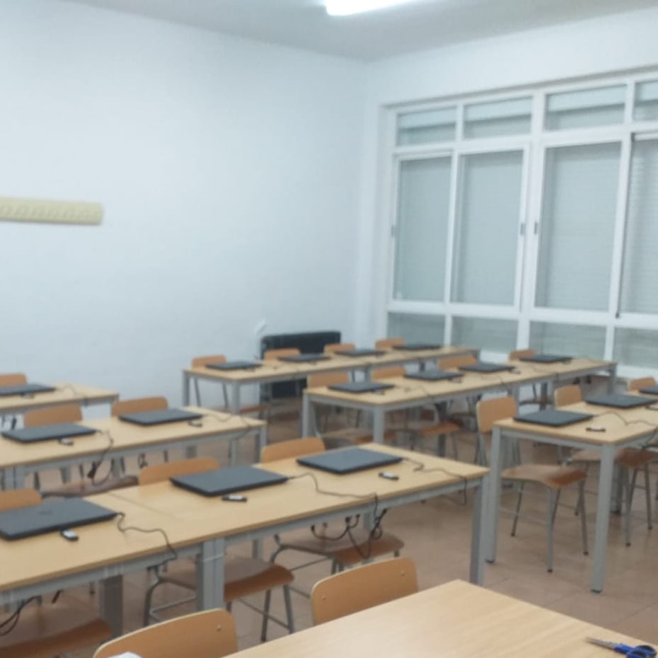 Estrenamos nueva aula de informática (otra más) para nuestros alumnos de ciclos formativos y enseñanza de adultos.