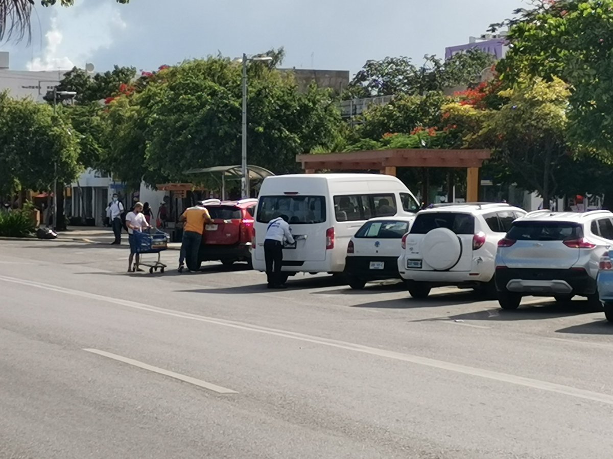 VigiaCiudadano7's tweet photo. Siguen los de @TransitoBJ asignados a Palacio haciendo malas prácticas ya denunciadas anteriormente.
Retiran placas y no ponen la infracción correspondiente.
@AytoCancun @MaraLezama @ContraloriaCun @FGEQuintanaRoo @Noticaribe @NCCANCUN https://t.co/OAW3n24Bzu