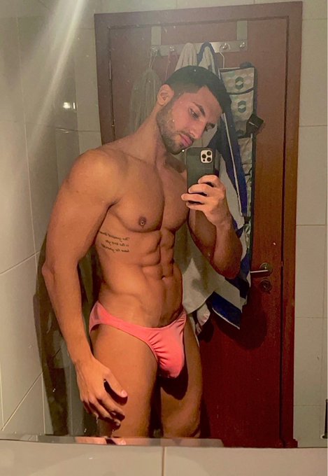 Retweet this if you think pink is good for tops 😜  See more of me and my twin here: https://t.co/iMcFULg4s5