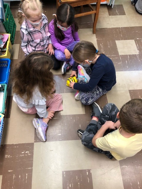 cbvrce_tech's tweet photo. Tech mentor @smleblanc40 had the primaries and ones Bee bopping today at Donkin School and @TompkinsMemori1. @CBVRCE_NS #cbvtechtweet https://t.co/uECnmYdcar