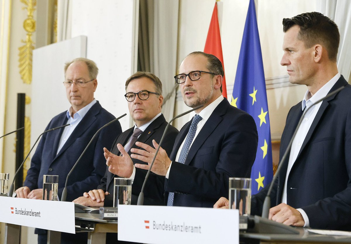 a_schallenberg's tweet photo. Die Lage ist ernst. Es ist unsere Verantwortung, die Menschen in Österreich zu schützen. Dieser Verantwortung kommen wir nach. Deswegen beschleunigen wir den mit den Landeshauptleuten entwickelten Stufenplan und ziehen Maßnahmen vor. Aus 3G wird ab Montag 2G. https://t.co/4UOJzCxTlD