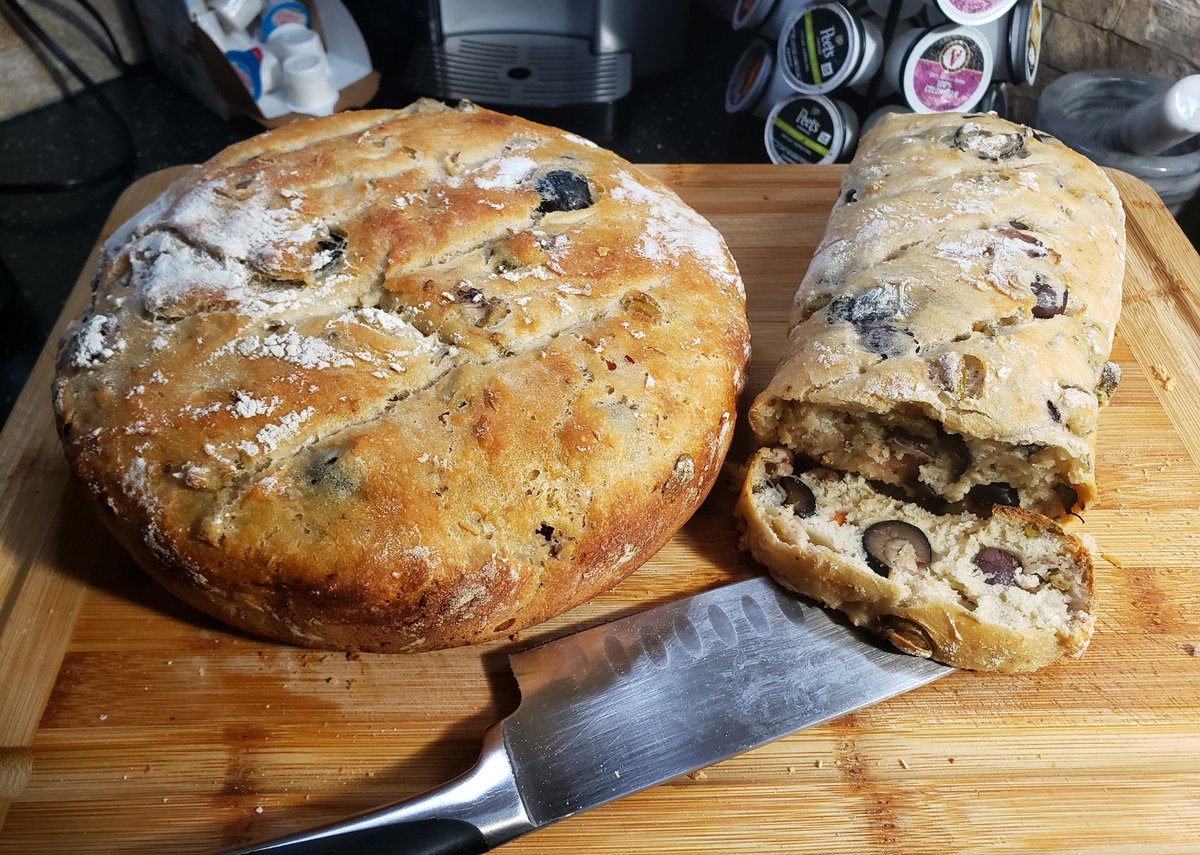 shakirachi1's tweet image. Bread making season...😋😋 made different sized loaves! #OliveBread #Mediterranean