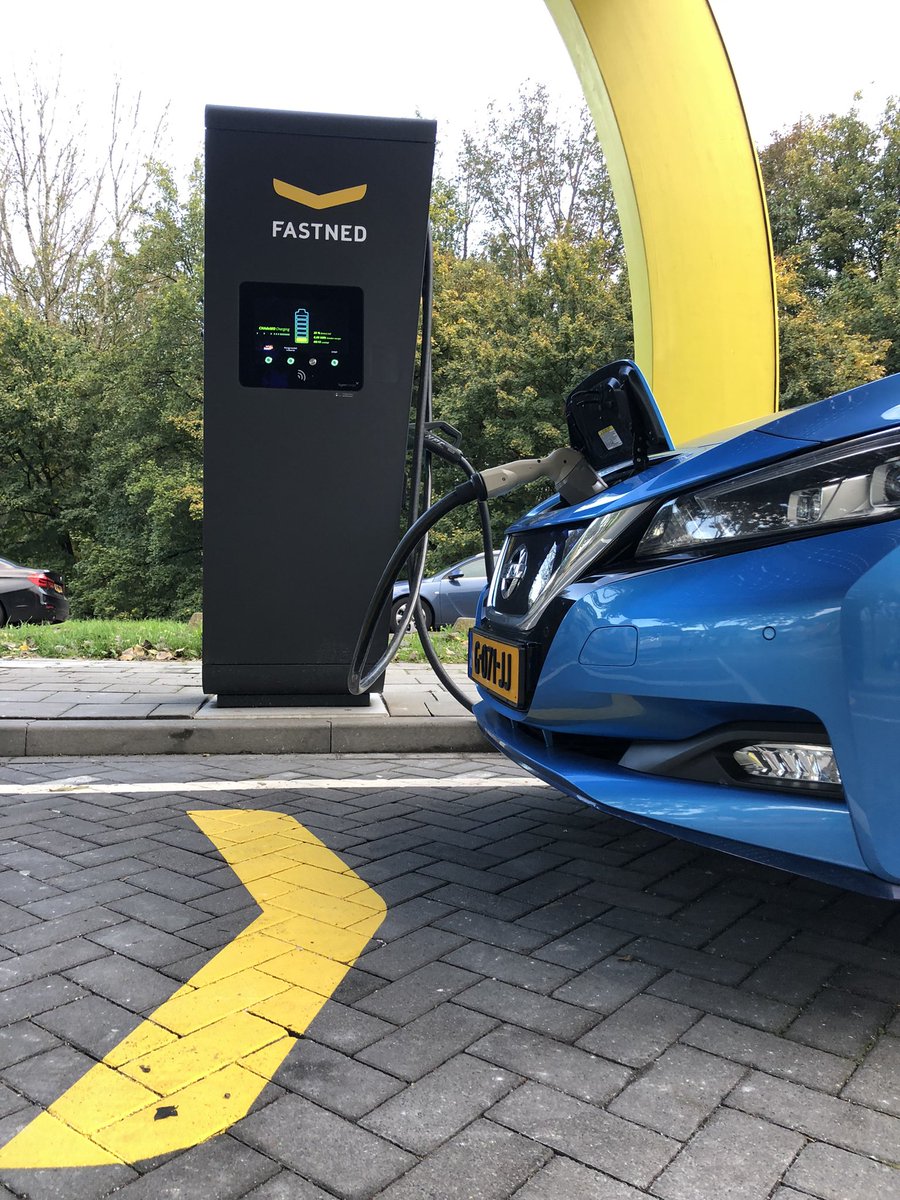My_Leaf's tweet photo. @melangezaal @LedsDoItNow @Fastned I like the markings ! Great indications ! #deAndel #Gouda @Fastned https://t.co/CWN14XCplO