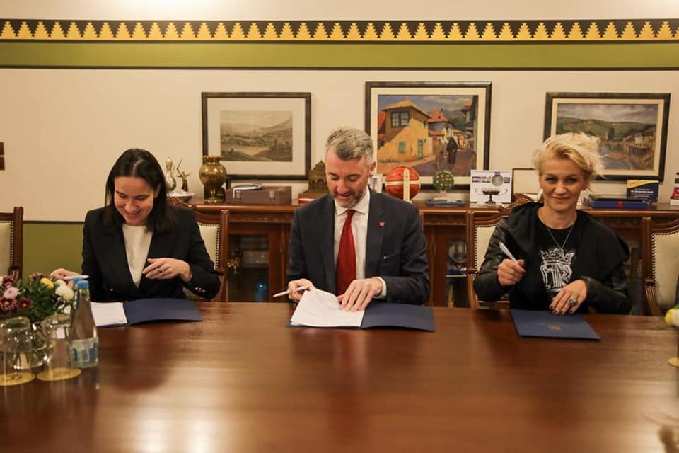 vladaks_'s tweet photo. Potpisan Sporazum o implementaciji Projekta izgradnje Muzeja savremene umjetnosti "Ars Aevi".
@EdinForto @BenjaminaKaric 
Više na: https://t.co/7WrOuhaLOE https://t.co/AIAeMp8P2f