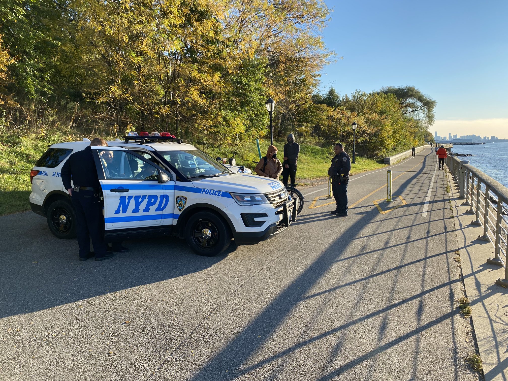 Mark Gorton on Twitter: "4 cops and 2 massive SUV’s on the Hudson River