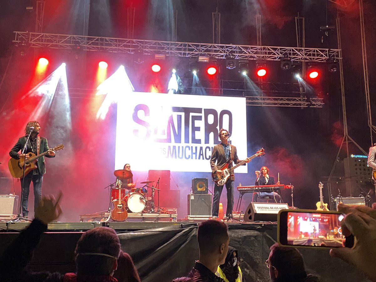 ENORMES <a href="/SanteroyM/">Santero y Los Muchachos</a>!!!!!!
<a href="/lesartsfest/">Festival De Les Arts</a>