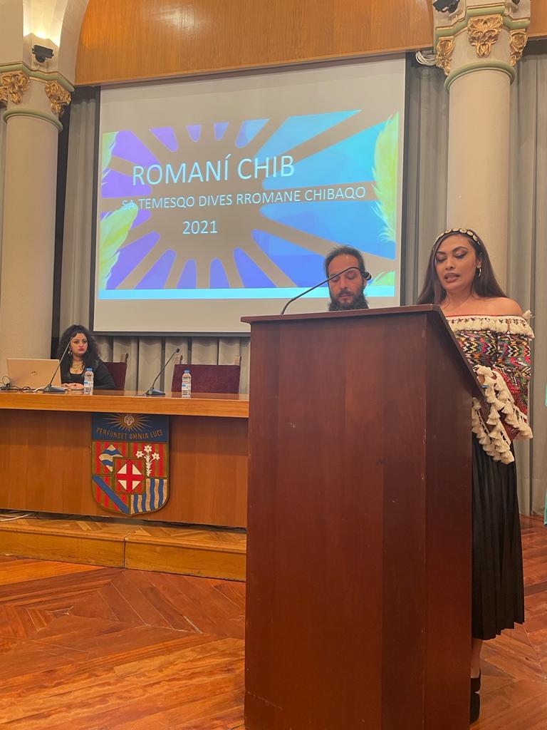 llenguacatalana's tweet photo. El secretari de Política Lingüística, @VilaFx, ha intervingut a l'acte commemoratiu del Dia Internacional de la Llengua Romaní #romanichib amb @Ignasi_Adiego, catedràtic de lingüística de la @UniBarcelona i Juan de Dios Rodríguez Heredia, president de la @unionromani. https://t.co/fQLh9OTWcz