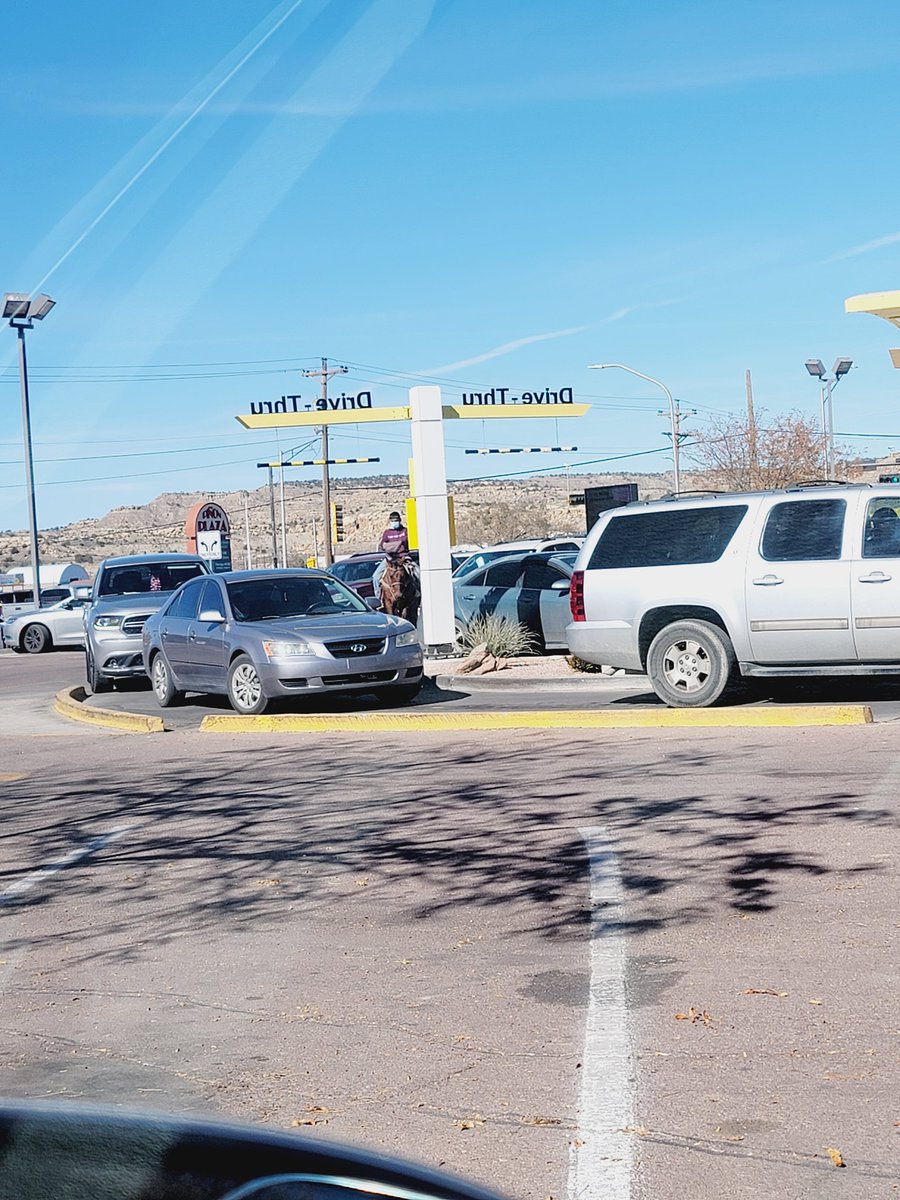 koat7news's tweet photo. Just your typical day in Gallup, New Mexico! 🐎😂 https://t.co/NbAyN1D6GS