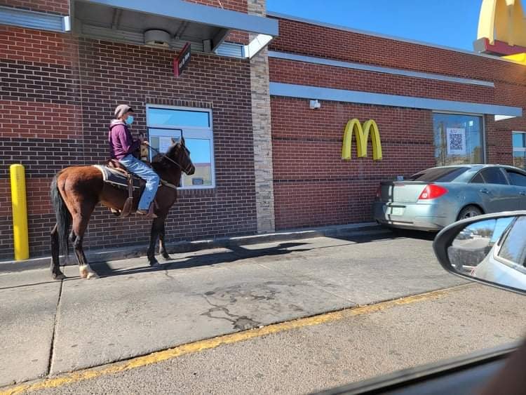 koat7news's tweet photo. Just your typical day in Gallup, New Mexico! 🐎😂 https://t.co/NbAyN1D6GS
