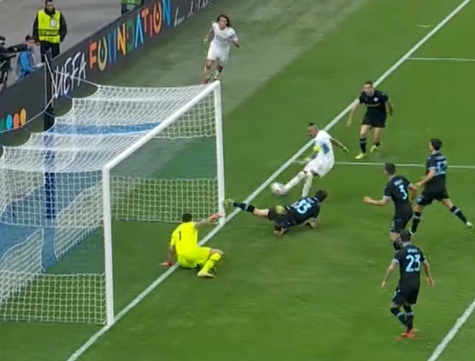 kbhj84's tweet photo. La position de @MatteoGuendouzi on dirait un bug FIFA 😆🤣 https://t.co/ITHhxOYGi7