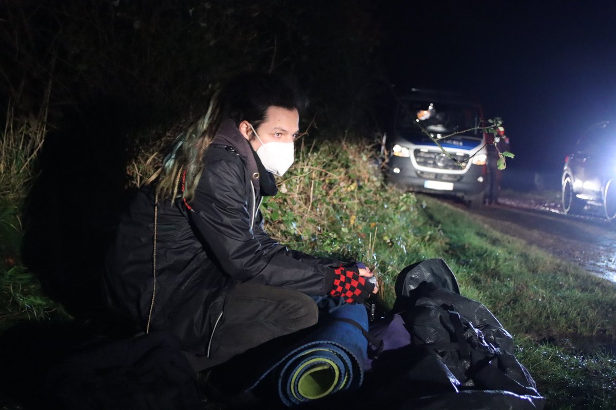 Letzte Aktivist*innen der #blockNeurath Schienenblockade wurden soeben geräumt und sitzen im Gefangenentransporter.
