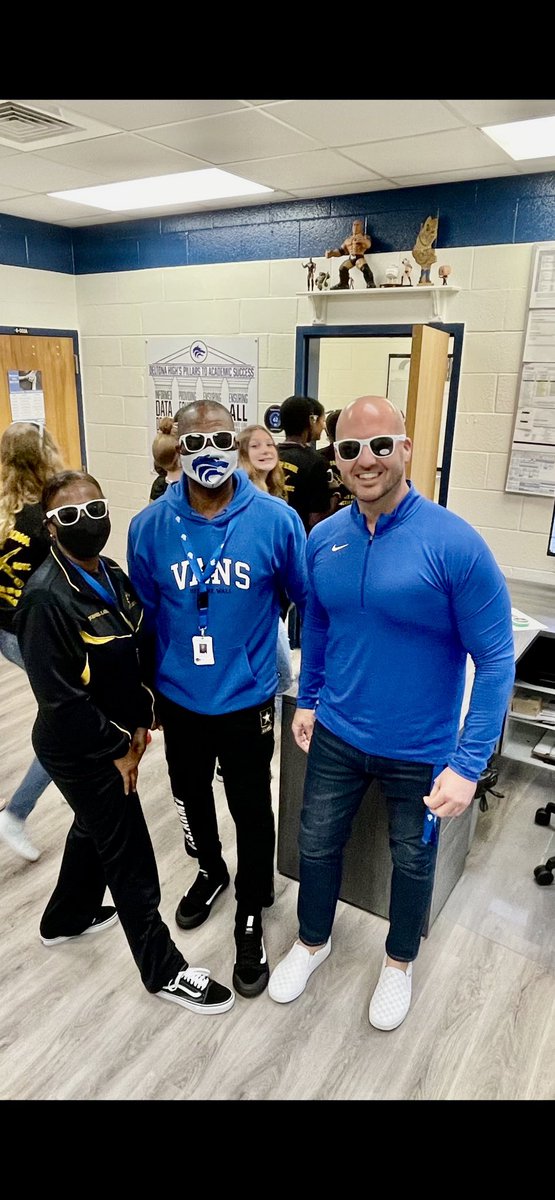 alvesta_lobban's tweet photo. Had a blast this morning hanging out with our #CoolPrincipal @MikeMicallef1 singing our school’s Alma Mater! Made a rainy day bright😎😎😎#We❤️ourSchool; #OurStudentsAreCoolerthanYourStudents🤪#DHSJROTCAlwaysLeaningForward; #ItsAVansKindofFriday @DHSHappenings @JROTCDeltona https://t.co/kHyvADnetG