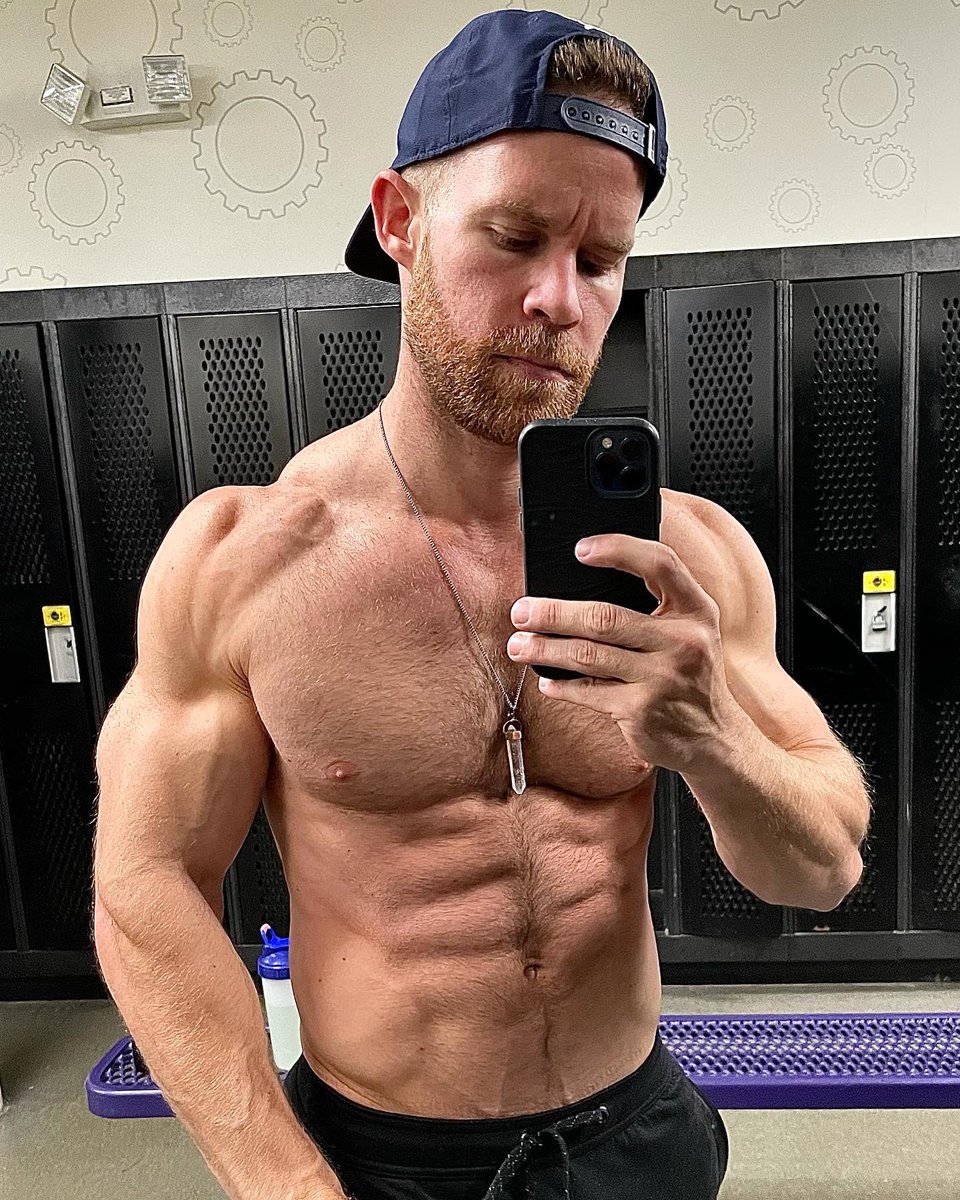 BgurneyF's tweet photo. Had to make die with a planet fitness while here working in Boston. #madeitwork #purpleandyellow🤢 #Shameless https://t.co/OqQykeVBtf
