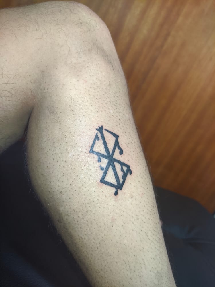 JhonartsC's tweet photo. Los primeros tres tatuajes que hice
(The first theer tattoos i did)
#tatujes #tattoo #tatuajesminimalistas #minimalisttattoo #Berserk #NARUTO #NarutoShippuden #naruto #narutoshippuden #animetattoo #manga #blackandwhite #blancoynegro #INK #ink https://t.co/0IHYRO7fB3