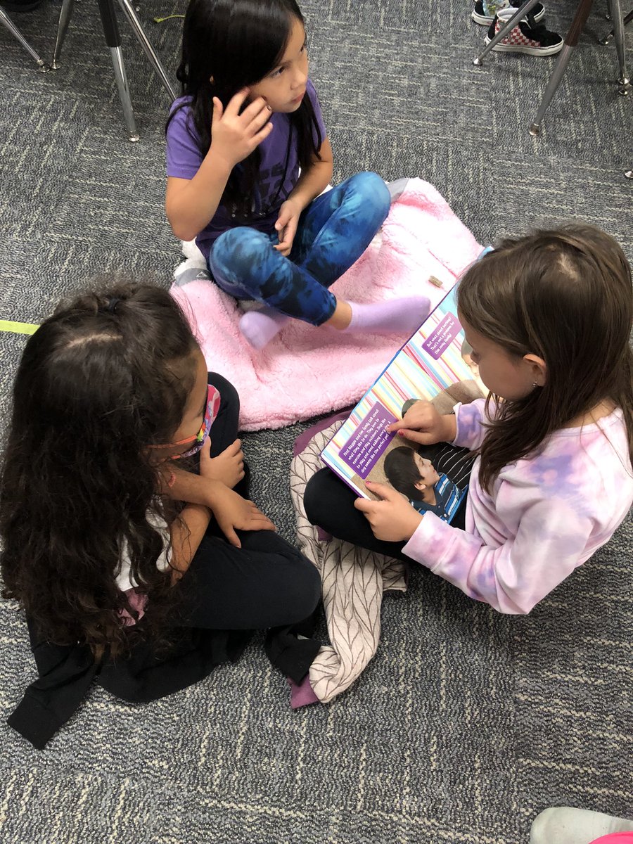 MrsHarrisRES's tweet photo. Thank you Mrs. Rollerson for finding these awesome how-to books in the library for 1st grade to use as mentor texts! We loved getting to learn from them and use them as great examples! @RosemeadeSoars @CFBISD https://t.co/3OoKoqYqaY
