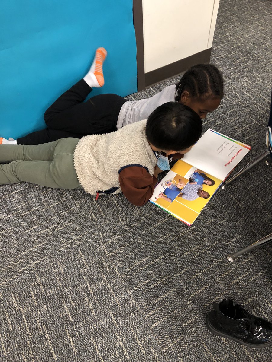 MrsHarrisRES's tweet photo. Thank you Mrs. Rollerson for finding these awesome how-to books in the library for 1st grade to use as mentor texts! We loved getting to learn from them and use them as great examples! @RosemeadeSoars @CFBISD https://t.co/3OoKoqYqaY