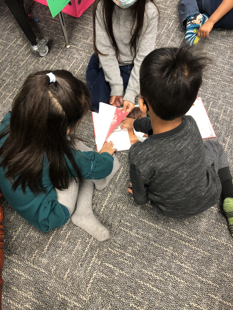 MrsHarrisRES's tweet photo. Thank you Mrs. Rollerson for finding these awesome how-to books in the library for 1st grade to use as mentor texts! We loved getting to learn from them and use them as great examples! @RosemeadeSoars @CFBISD https://t.co/3OoKoqYqaY