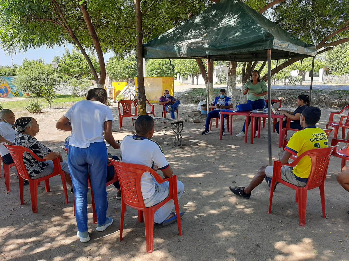 MintrabajoCol's tweet photo. @mintrabajocol y @PnudColombia se reunieron con participantes del programa #emprendiendosueños para víctimas del conflicto de #Guacochito #Cesar, para suscribir acta de aceptación y validación de perfil productivo para el fortalecimiento de la granja integral de especies menores. https://t.co/XxYyxf8Li9