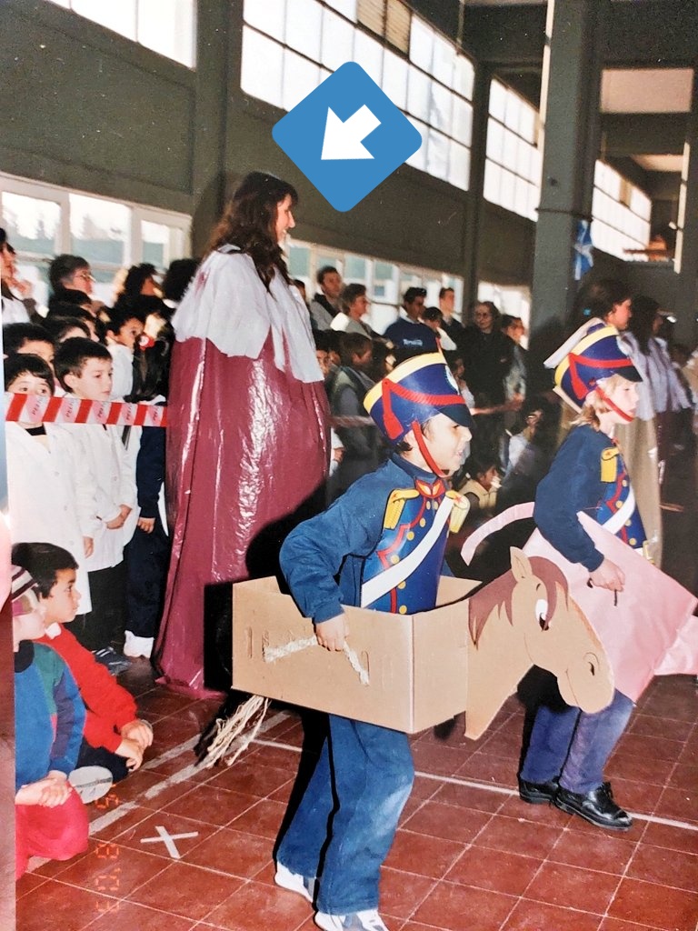 El día que se sientan mal, entren a mi perfil y vean a mi mamá que en un acto escolar tuvo que hacer de... atentos MONTAÑA jajajajajajajaja igual la amo por acompañarme siempre