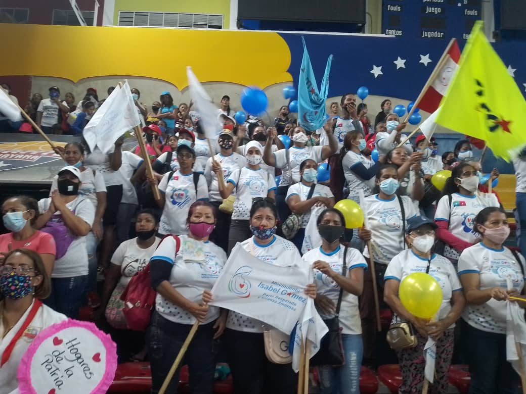Marianela_PSUV's tweet photo. Las Hermanas González se nos quedó chiquito!! Demasiadas ganas de demostrarles al mundo que #LasMujeresTienenConQué #CaroníTieneConQué 

#5Nov 
#LeerIndependiza 
#BienvenidosALaFilven2021 https://t.co/u5K1Nppg6c
