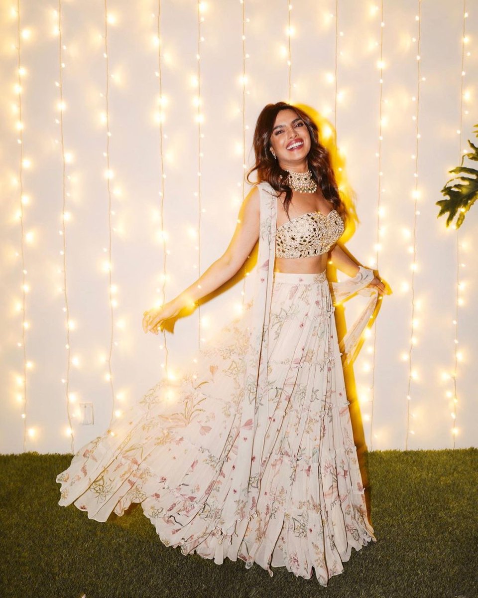 And because the world needs more light!
#PriyankaChopra 
#happydiwali2021