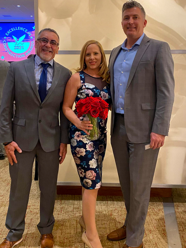 NeighborsConstr's tweet photo. A special shout out goes to @TheDonovanApar1's Project Manager (& VP) Aaron Neighbors, Senior Supt Ben Kooken + Marketing Manager Jacia Phillips for their hard work in constructing & showcasing this beautiful #awardwinning community! Thx @abc_hoa for recognizing us!
#ABCHOAawards https://t.co/a35TgCAInR