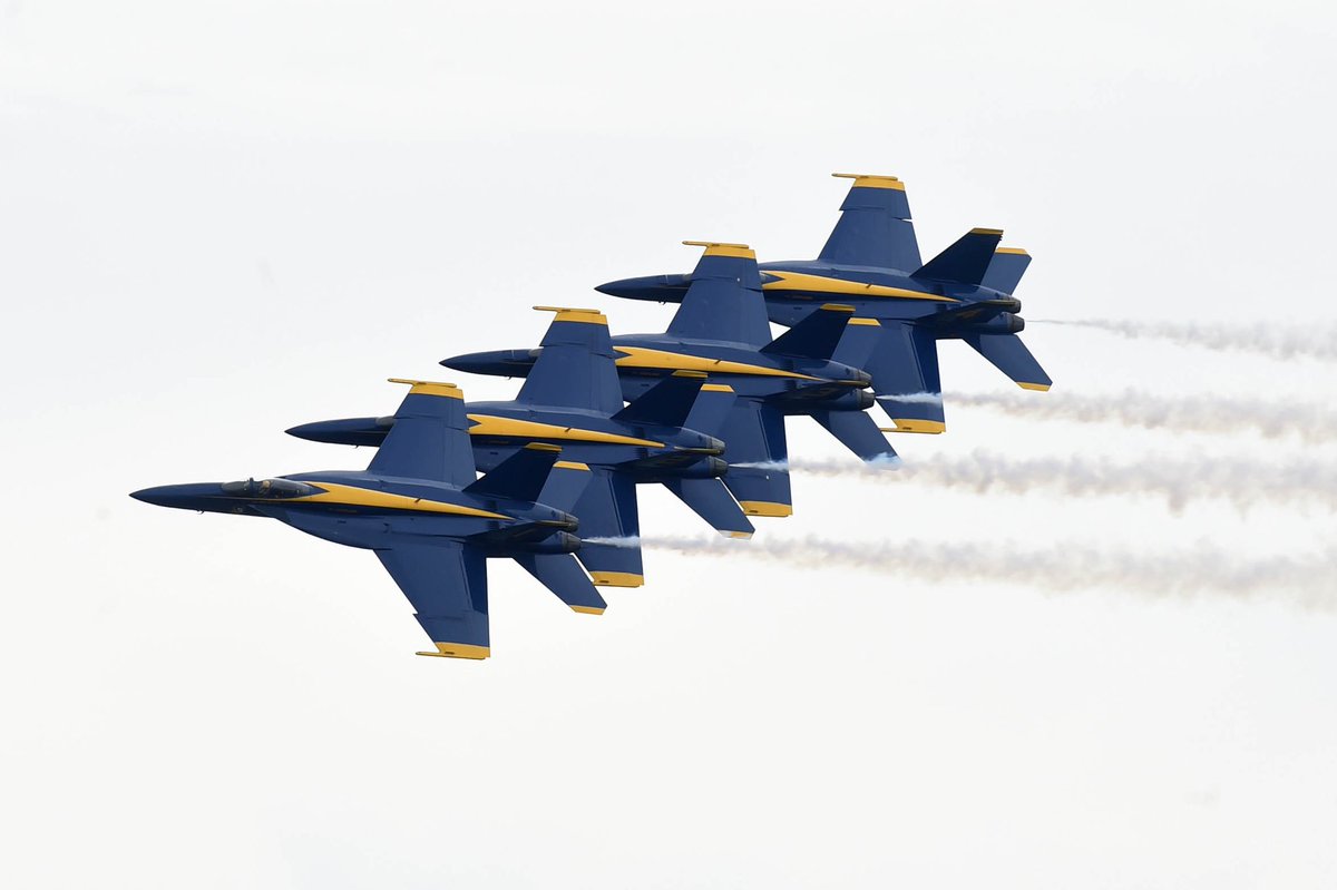 DevonRNWFDN's tweet photo. #BlueAngels wow the crowd at Pensacola Beach Friday during homecoming air show @pnj https://t.co/p8pPGKL7Nh